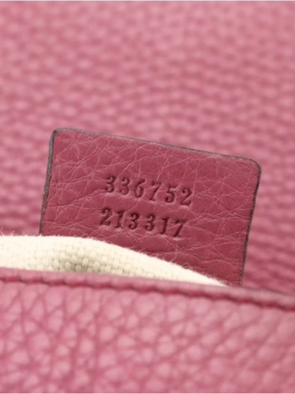 Gucci Soho Flap Chain Link Crossbody Bag in Magenta Leather